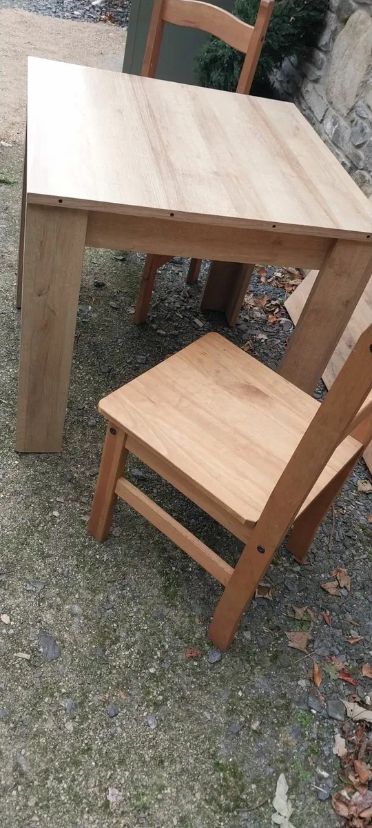 Table and chairs - Image 1