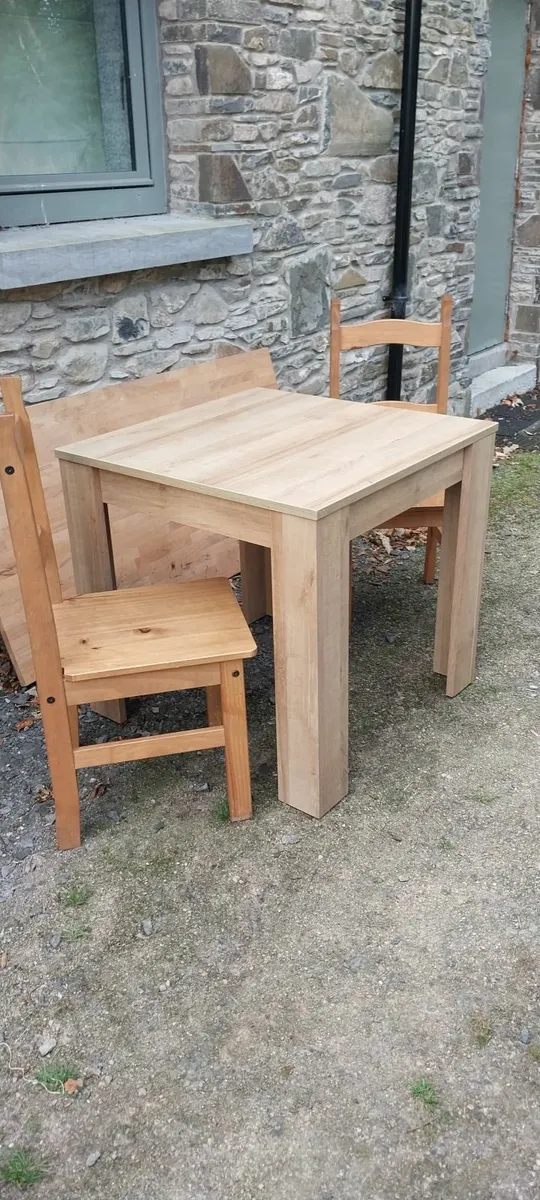 Table and chairs - Image 2