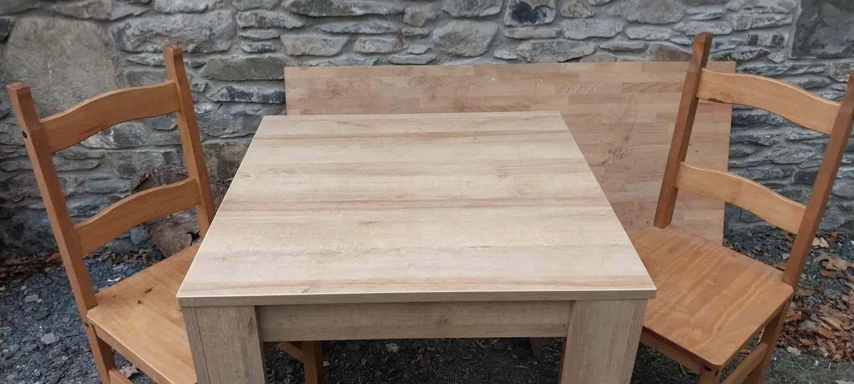 Table and chairs - Image 3