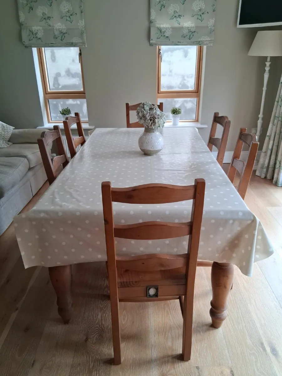 BEAUTIFUL DINING TABLE AND 6 CHAIRS - Image 2