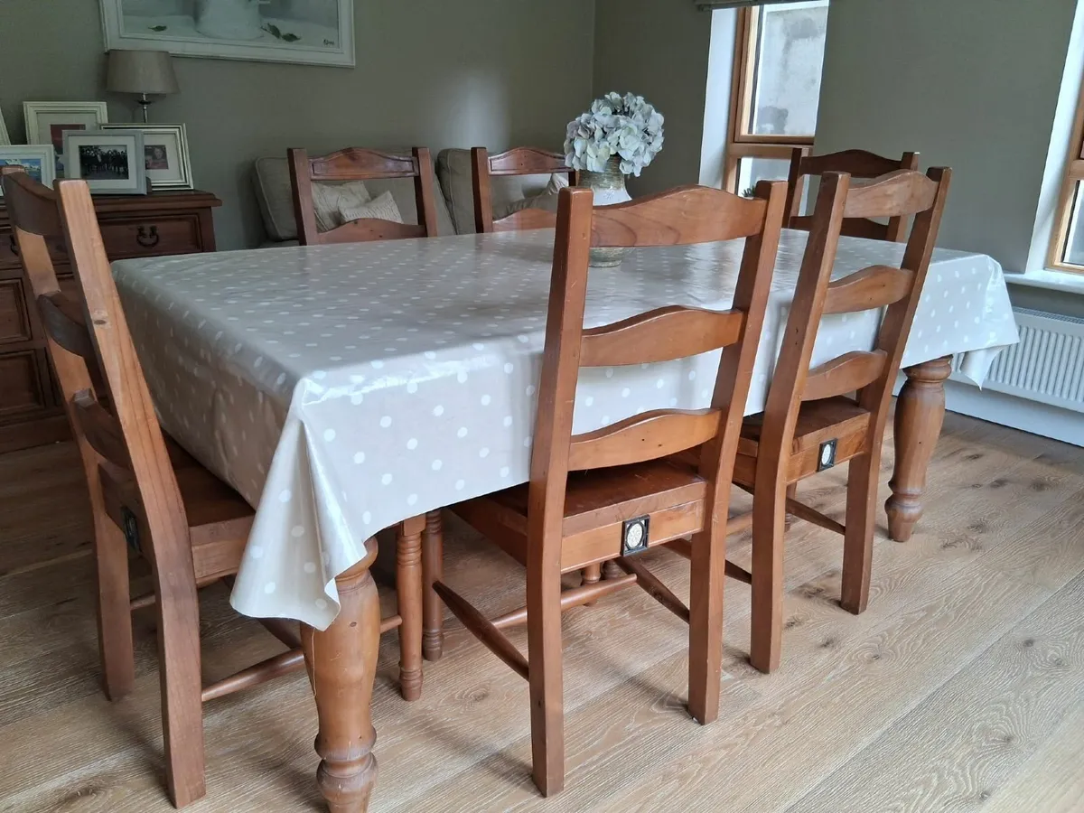 BEAUTIFUL DINING TABLE AND 6 CHAIRS - Image 1