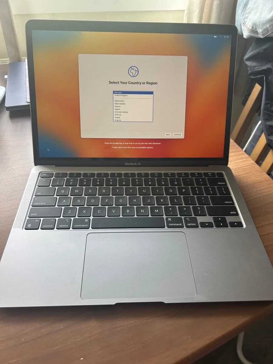 Apple MacBook m1 - Image 1