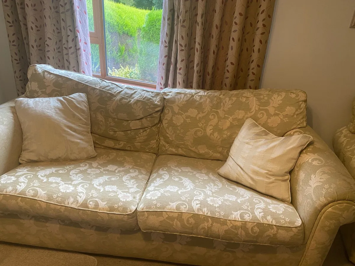 Three piece suite - Image 1