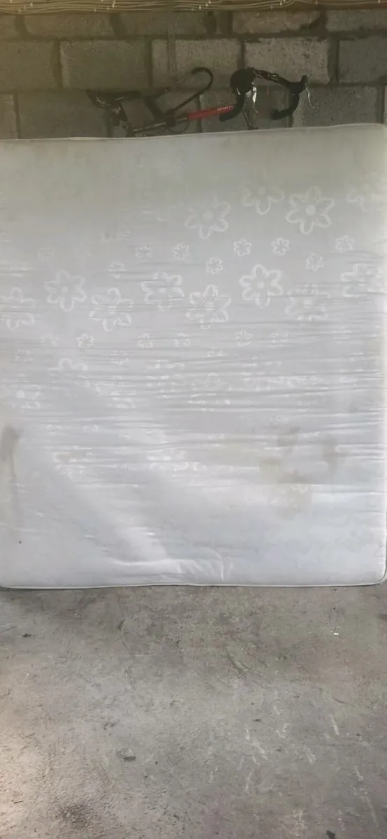 Queen size mattress in excellent condition. 6x6ft - Image 2