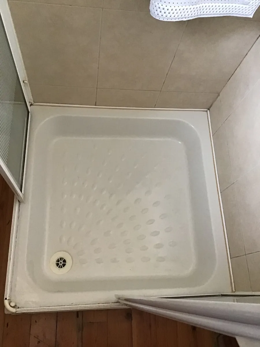 Shower Tray and Surround - Image 1