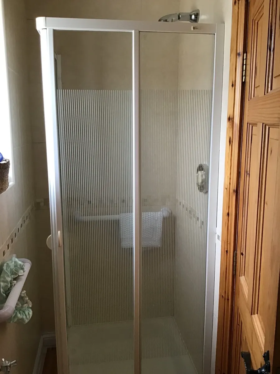 Shower Tray and Surround - Image 2