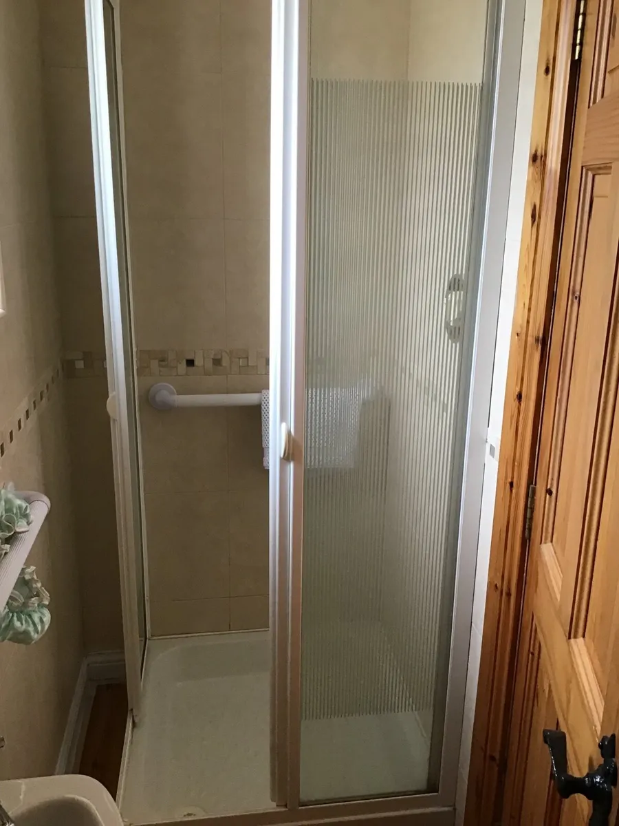 Shower Tray and Surround - Image 3