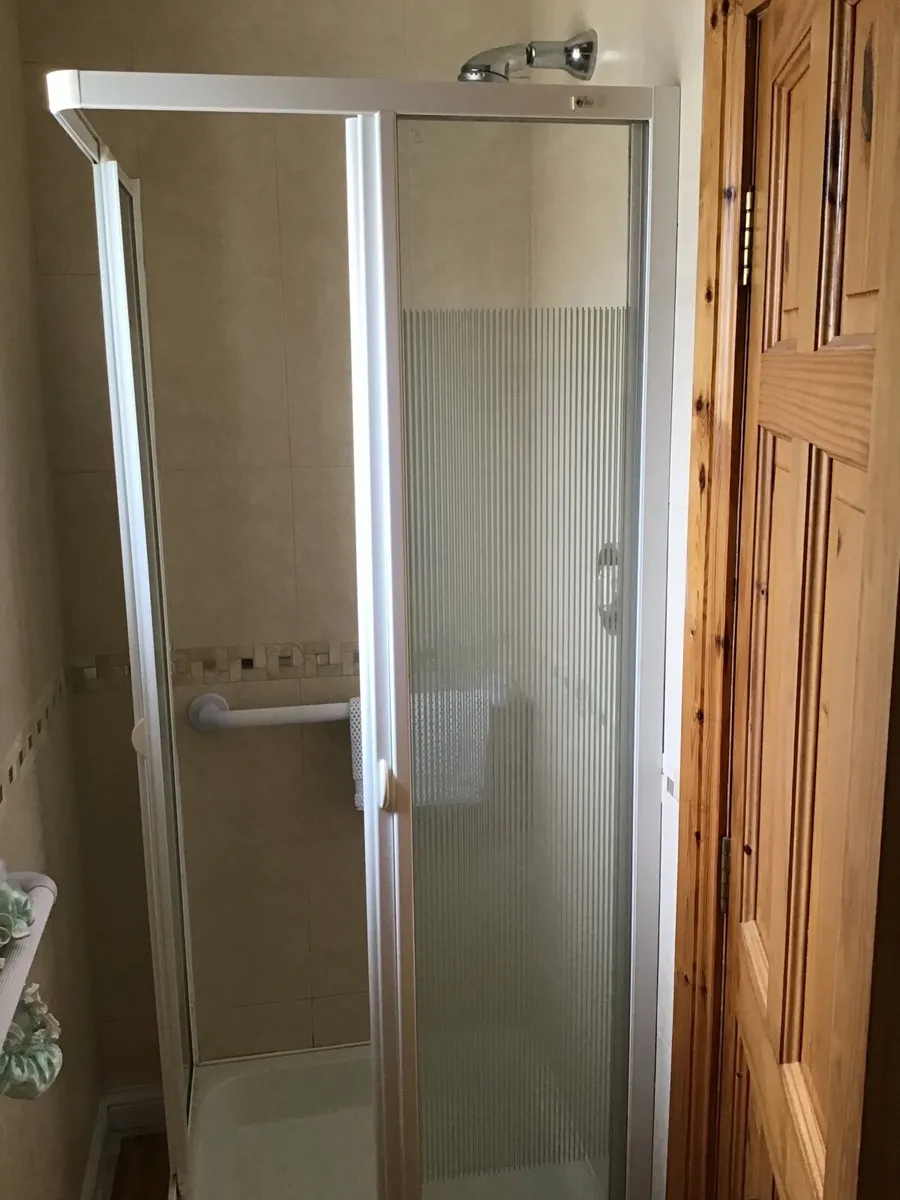 Shower Tray and Surround - Image 4