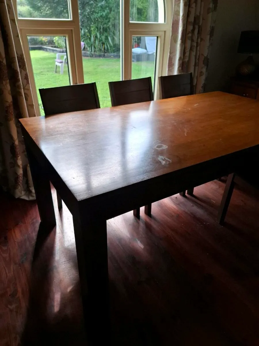 Table and chairs - Image 1
