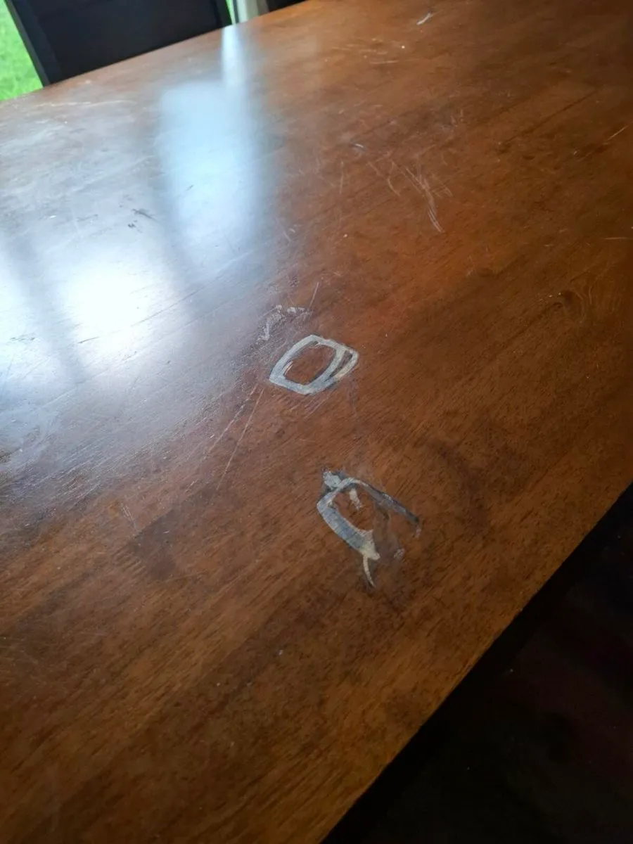 Table and chairs - Image 2