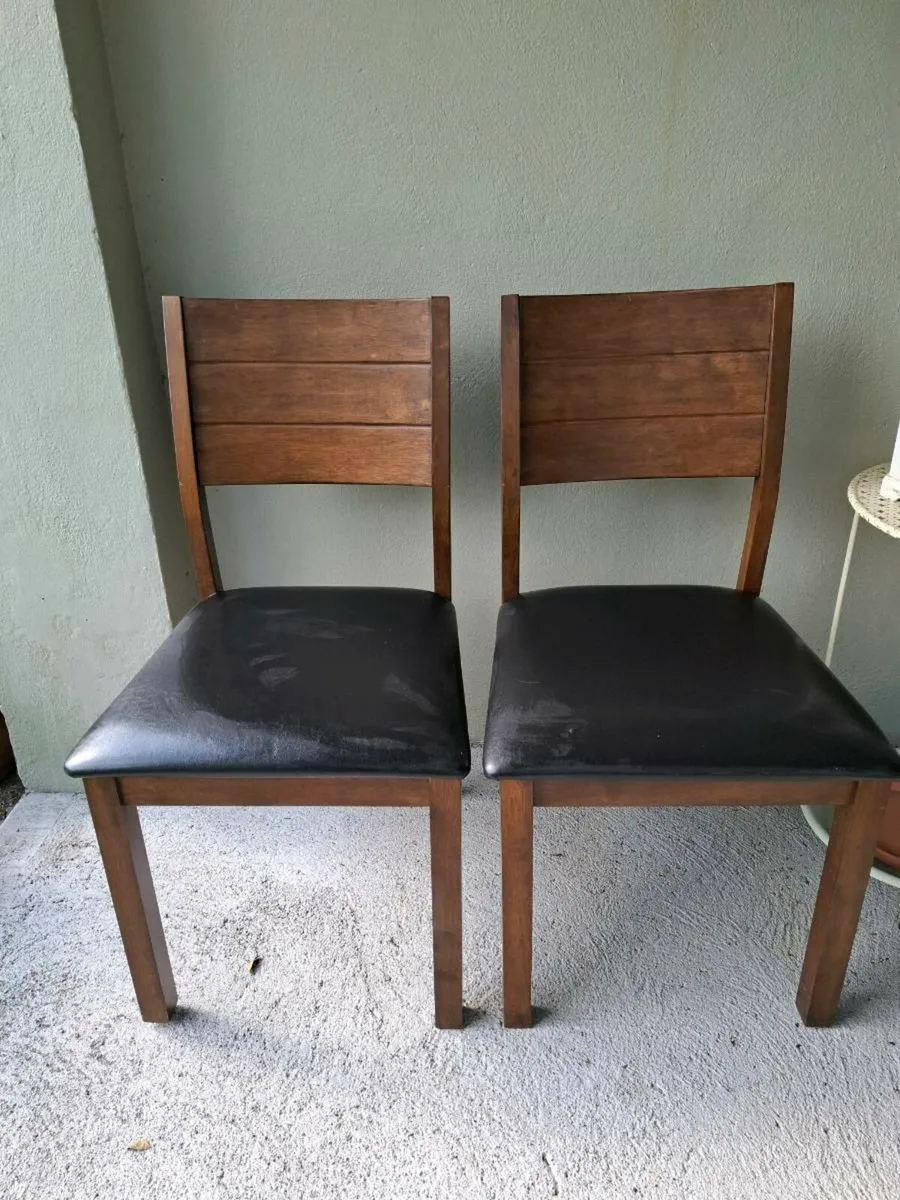 Table and chairs - Image 3