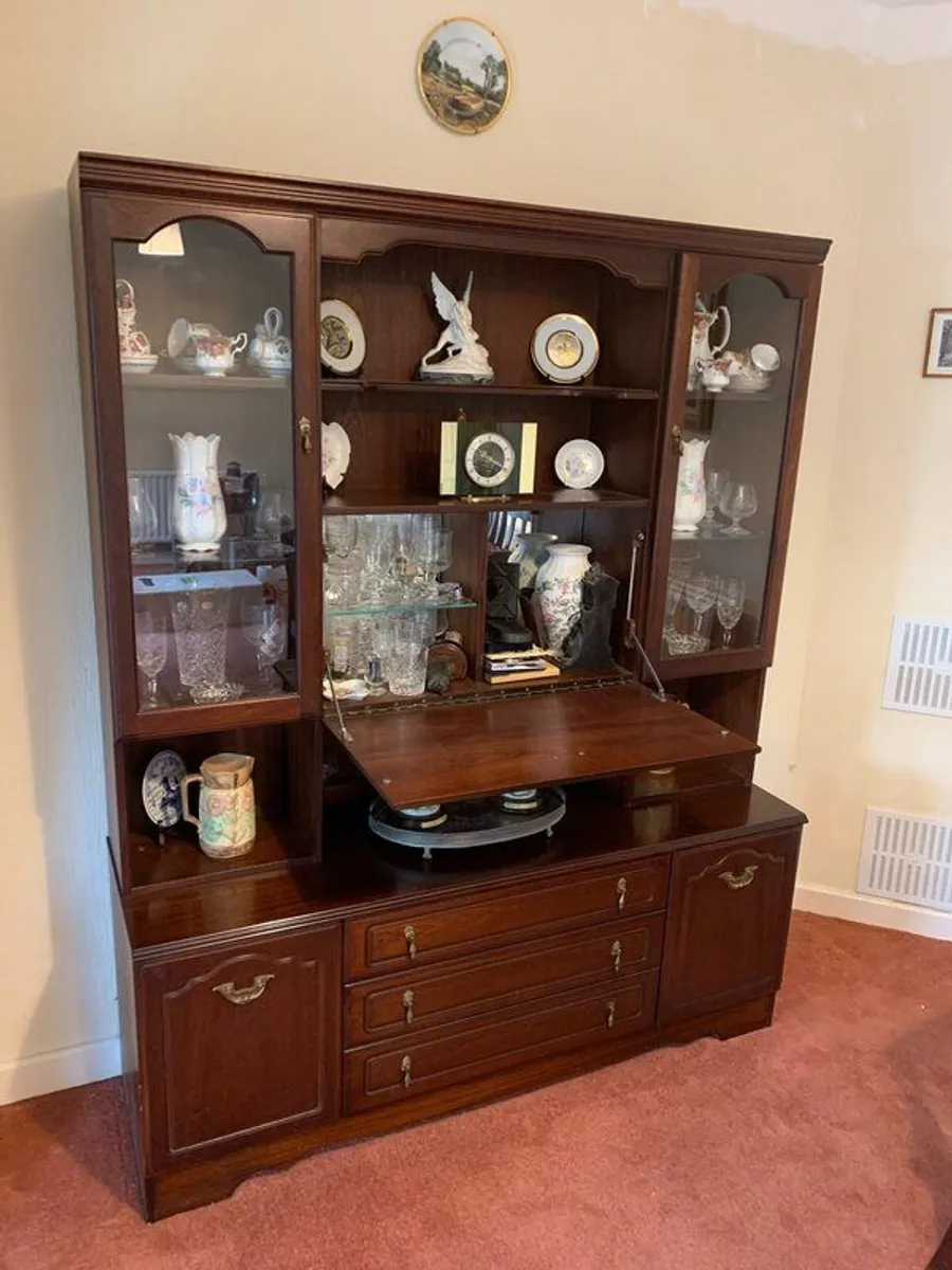 Mahogany table and chairs with floor standing unit - Image 3