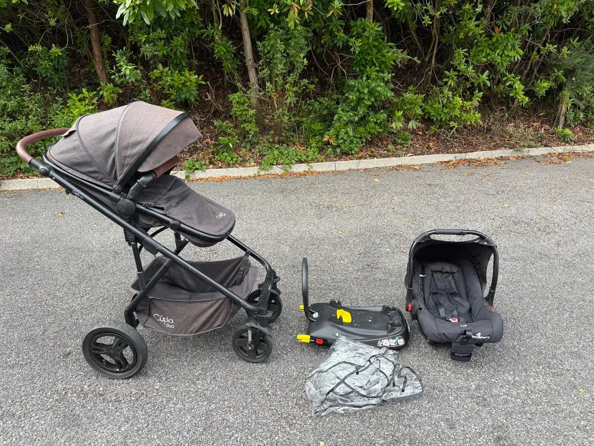 Cupla duo pram, car seat and isofix base - Image 1