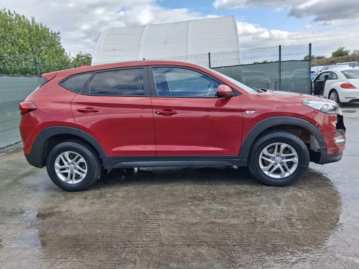 172 Hyundai Tucson 1.7 Diesel very light damage - Image 4