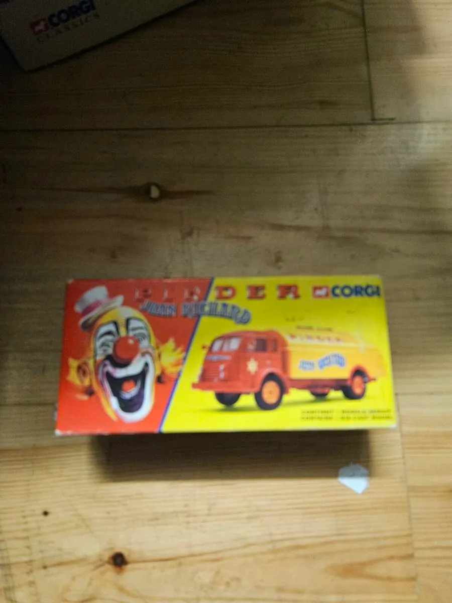 Corgi Circus Pinder Truck - Image 1