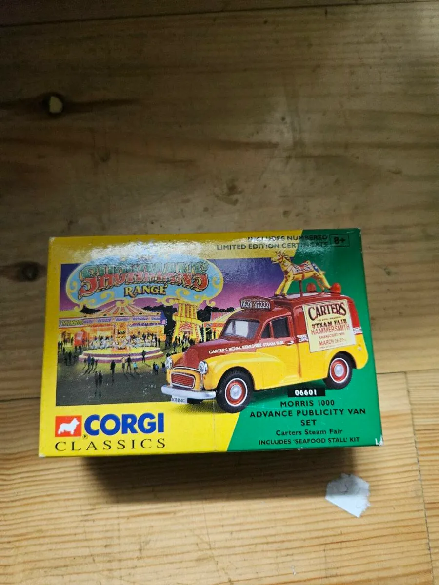Corgi Circus Morris Minor Van - Image 1