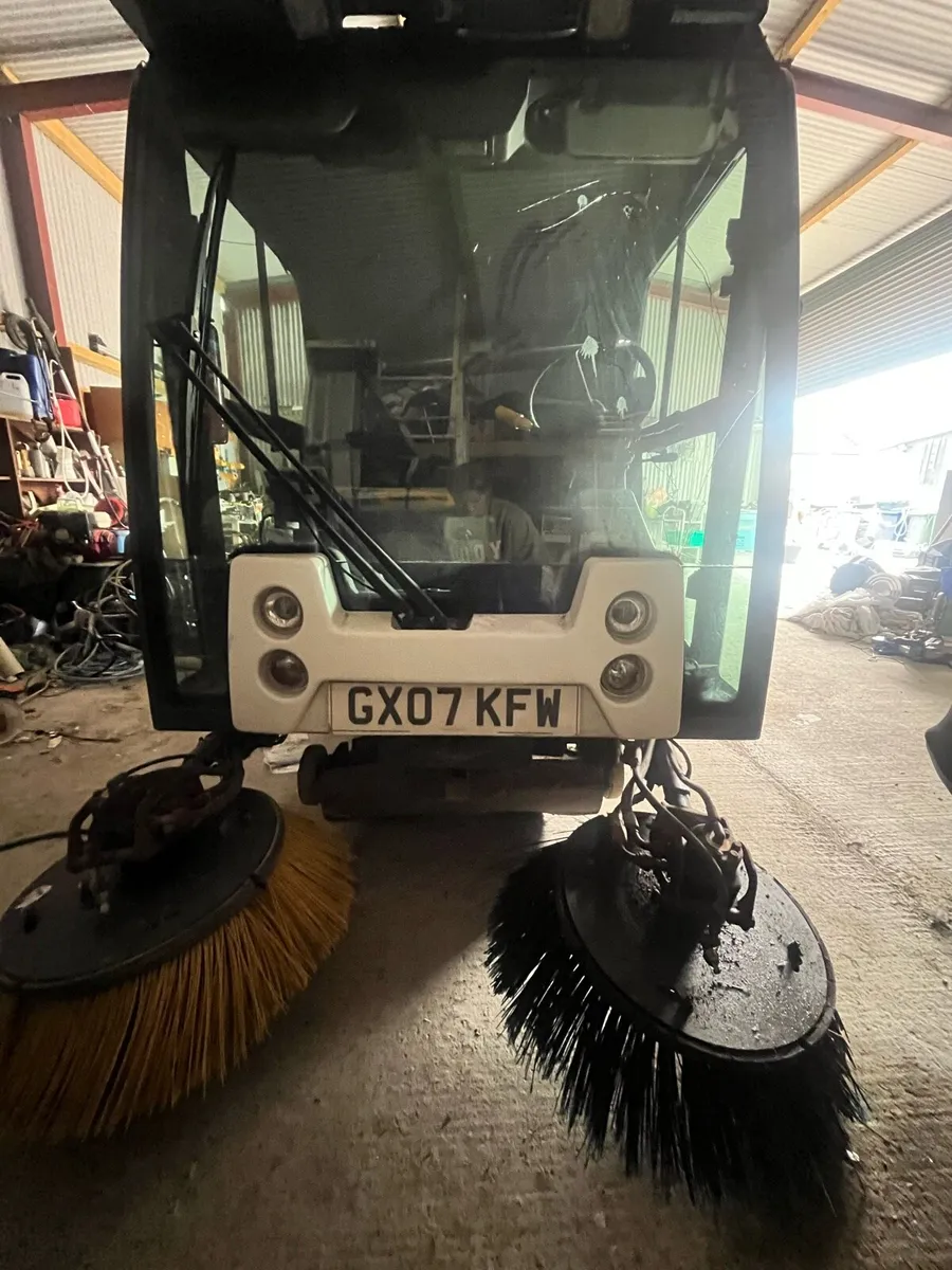 Road sweeper - Image 1
