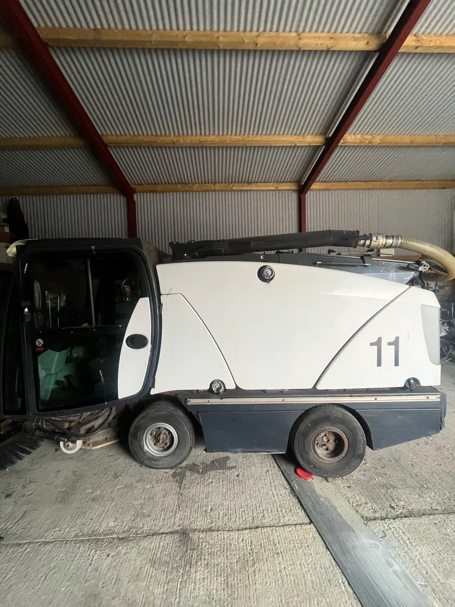 Road sweeper - Image 2