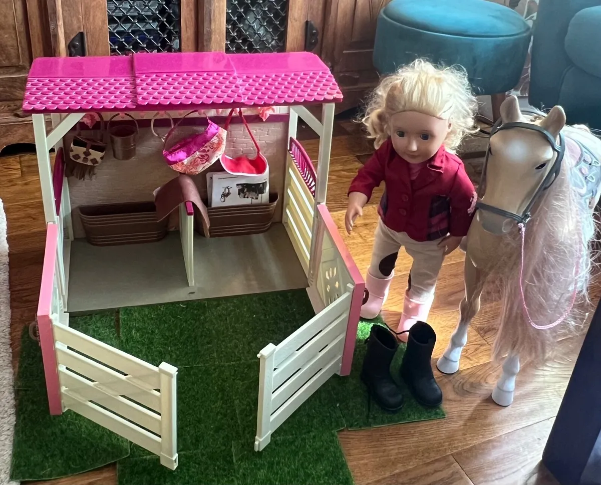 Our Generation stable set with figures - Image 1