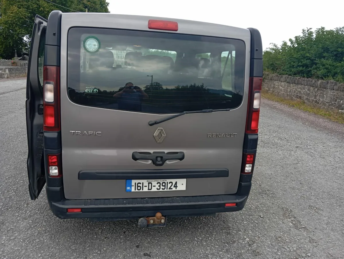 Renault Trafic 8 Seater - Image 2