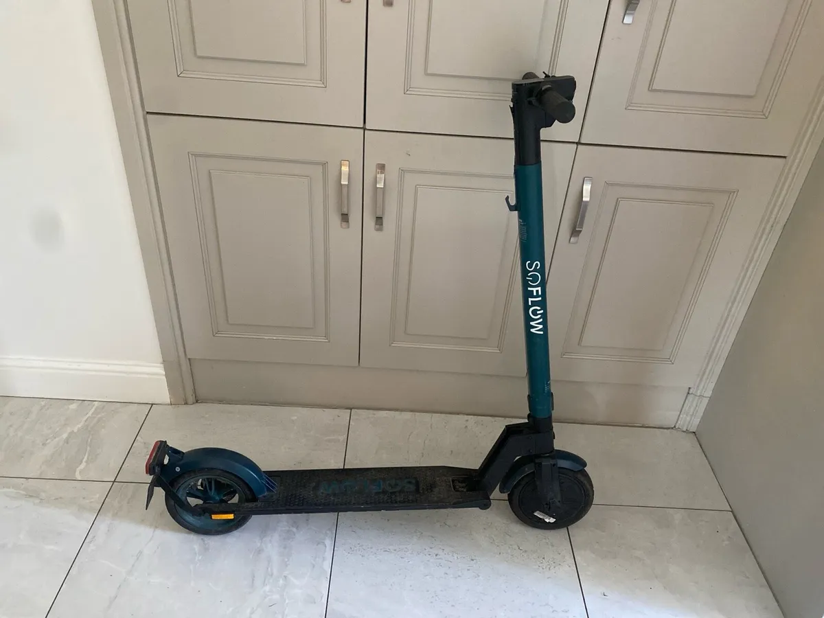 Soflow foldable e scooter - Image 1