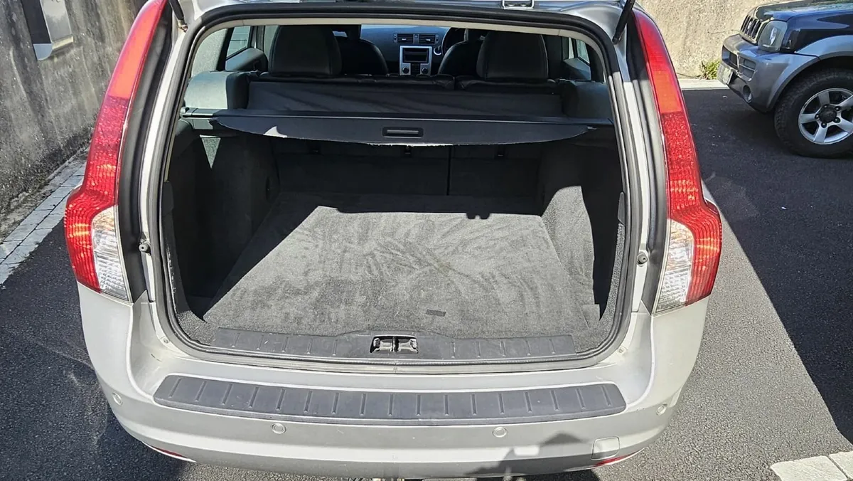 Volvo V50 2012 - Image 2