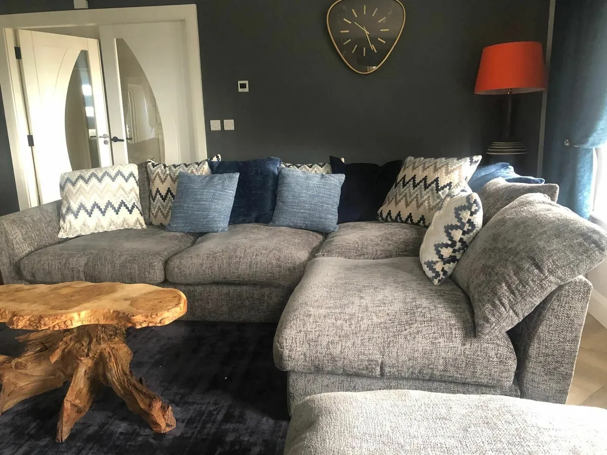 Corner L couch with ottoman - Image 1