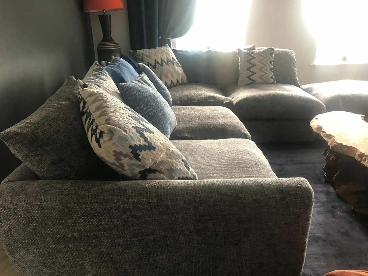 Corner L couch with ottoman - Image 2