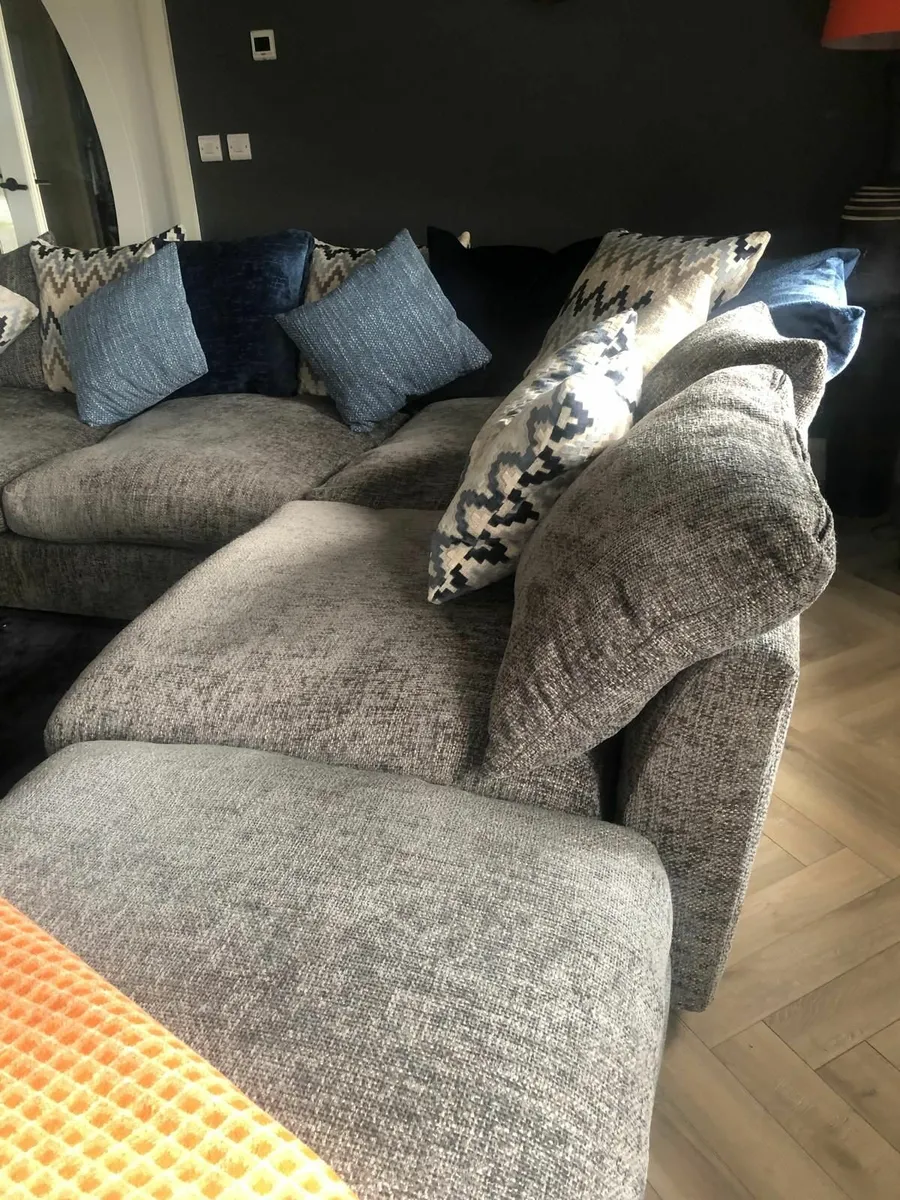 Corner L couch with ottoman - Image 4
