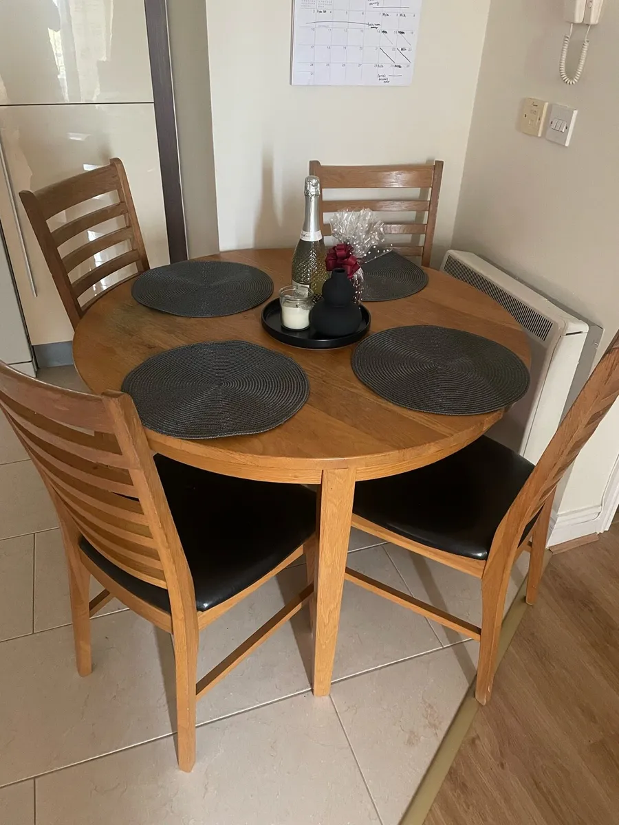 Dining table + chairs - Image 1