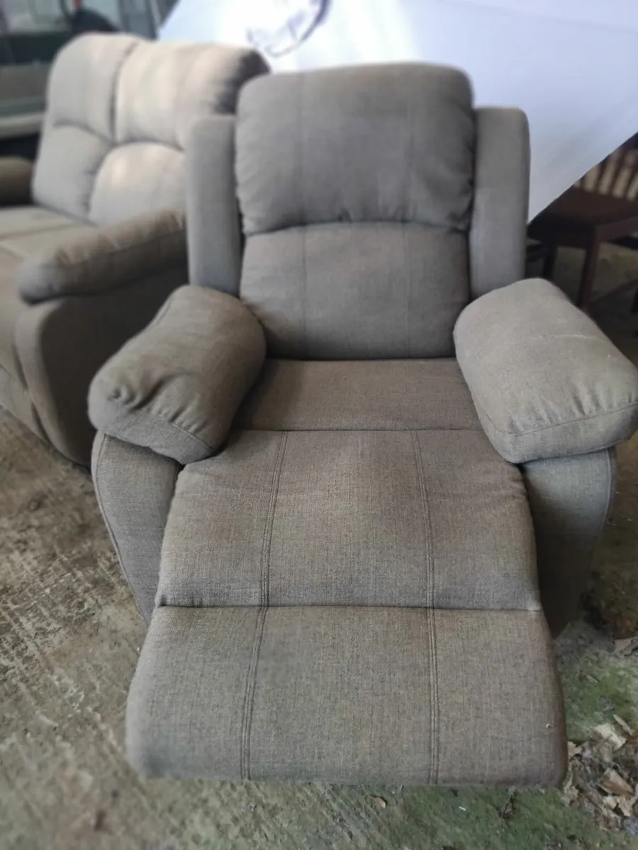 2 seater plus recliner chair - Image 4