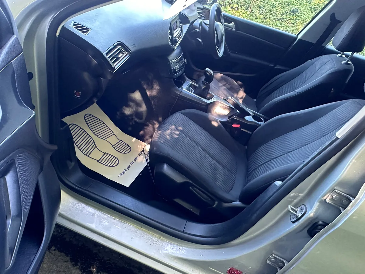 15 Peugeot 308 - Image 3
