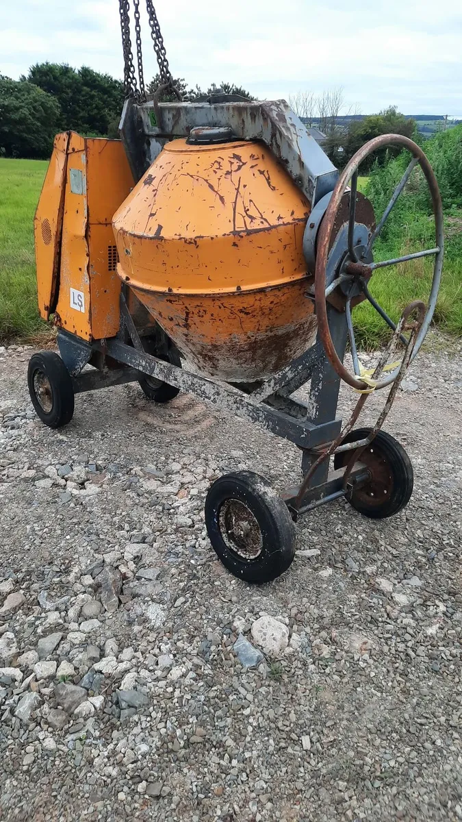 Diesel mixer with the big drum(engine needs servic - Image 1