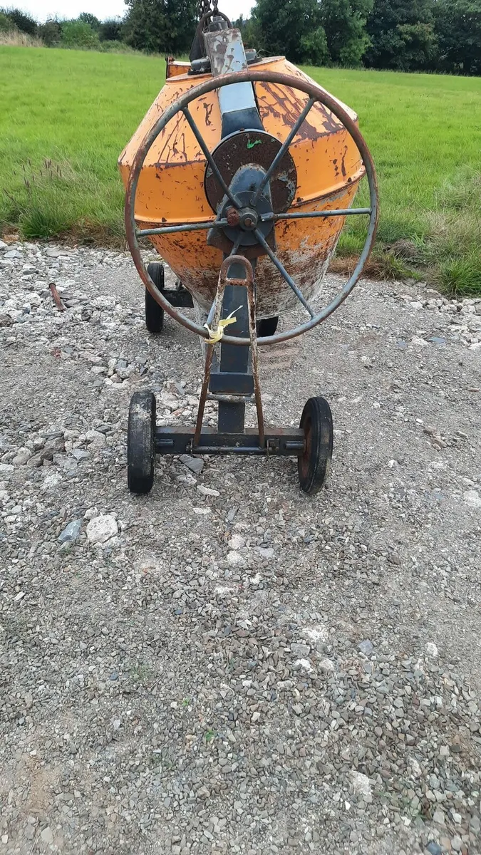 Diesel mixer with the big drum(engine needs servic - Image 3