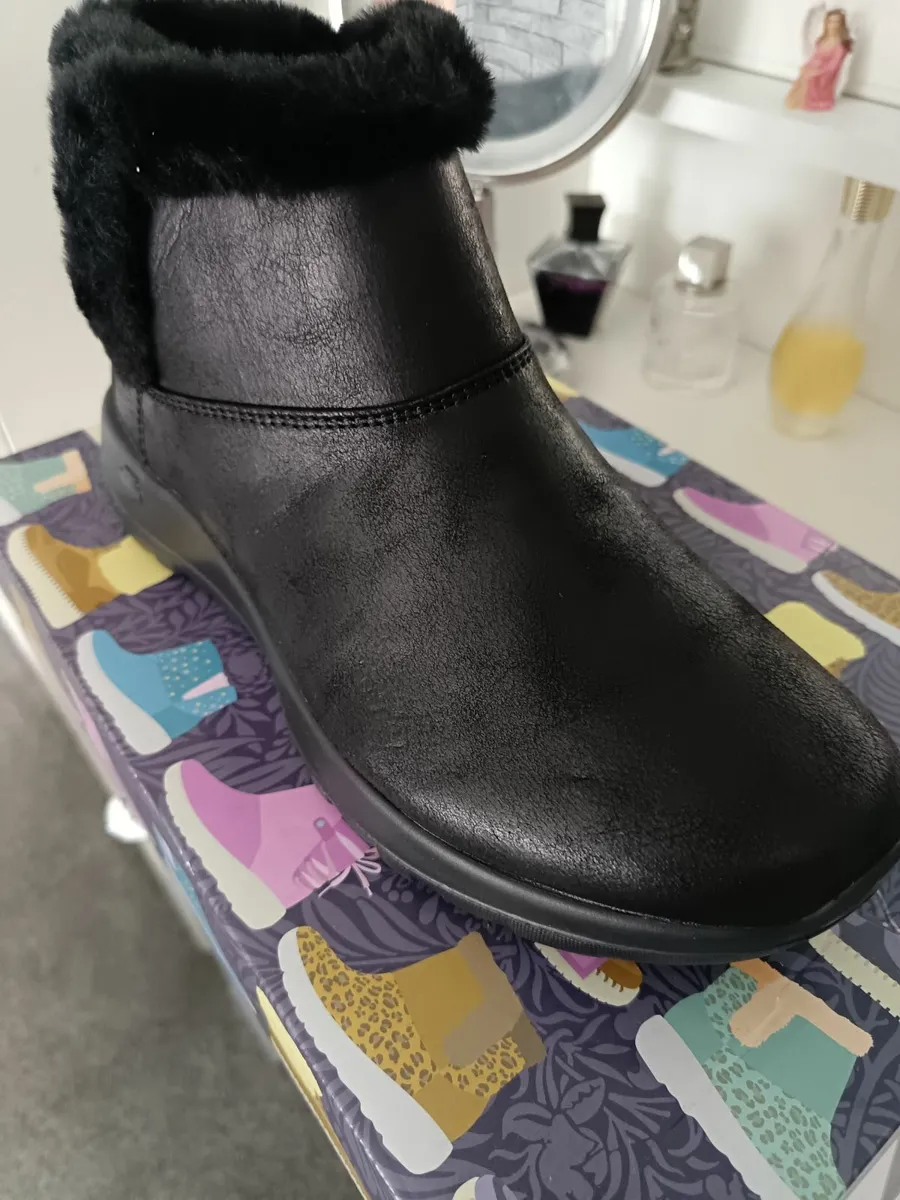 Sketchers boots - Image 4