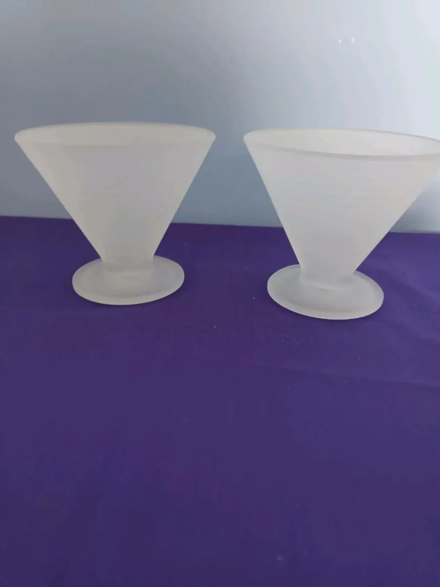 Set of 4 Retro Frosted Glass ICE-CREAM Dishes. - Image 3