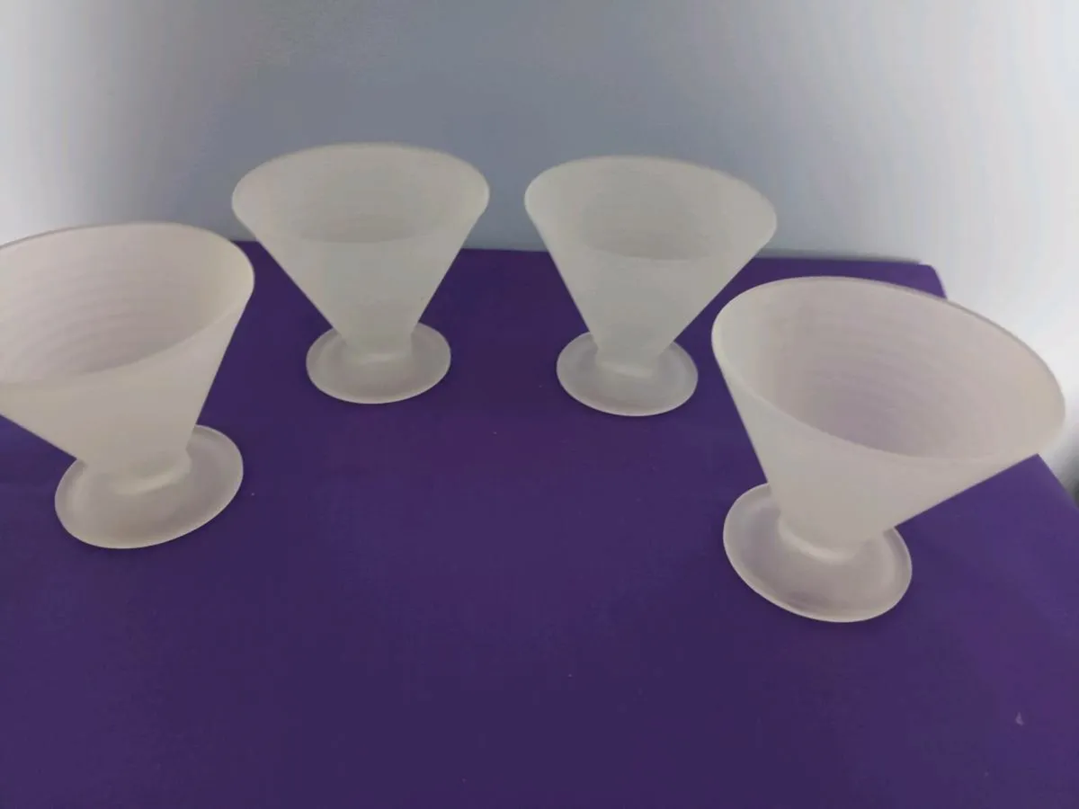 Set of 4 Retro Frosted Glass ICE-CREAM Dishes. - Image 1