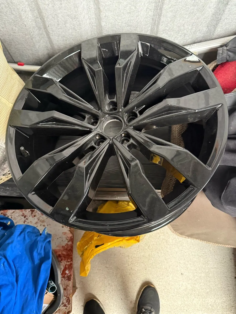 VW Tiguan 20” Suzuka genuine alloy. Gloss black - Image 1