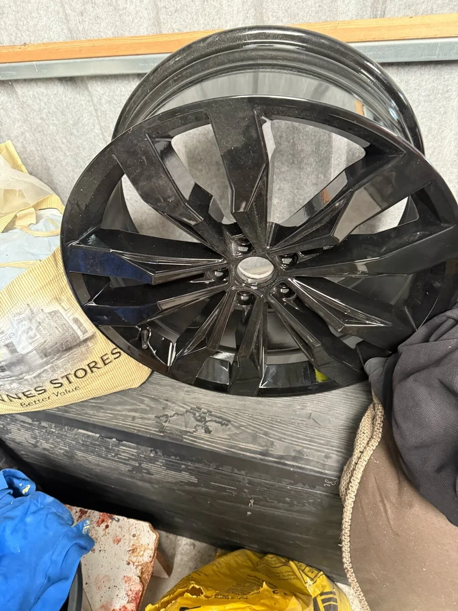 VW Tiguan 20” Suzuka genuine alloy. Gloss black - Image 2