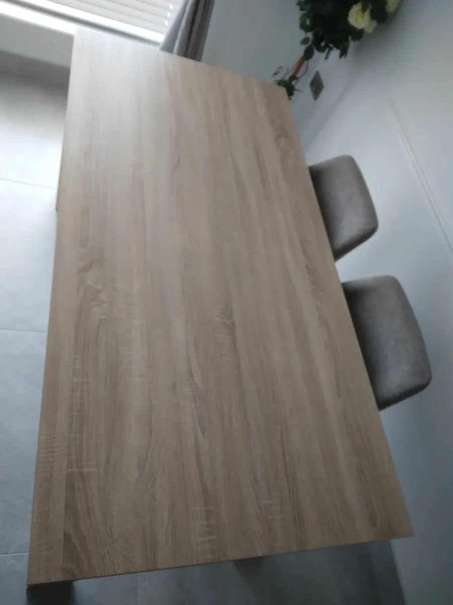 Dining table - Image 1