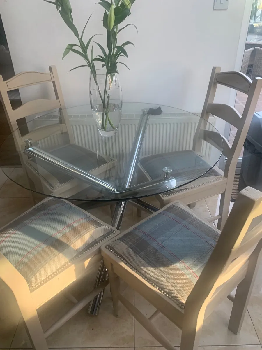 Kitchen table & chairs - Image 1