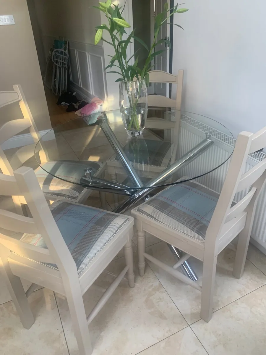 Kitchen table & chairs - Image 3