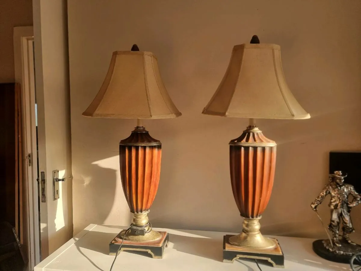 PAIR OF LAMPS
