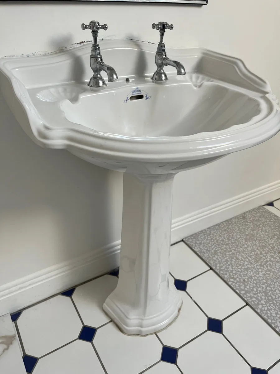 Pedestal Traditional Sink and Taps
