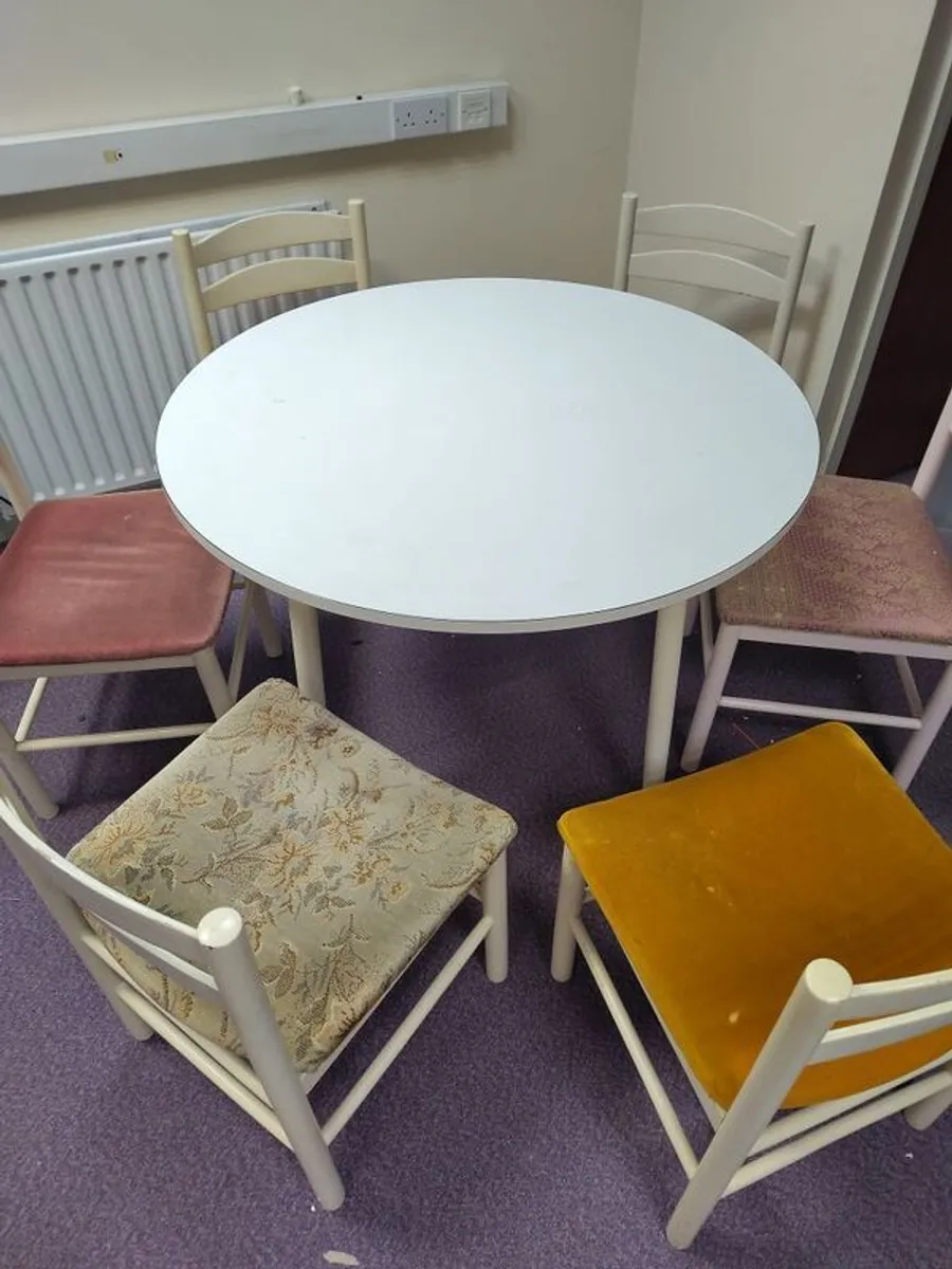 Table and six chairs - Image 1