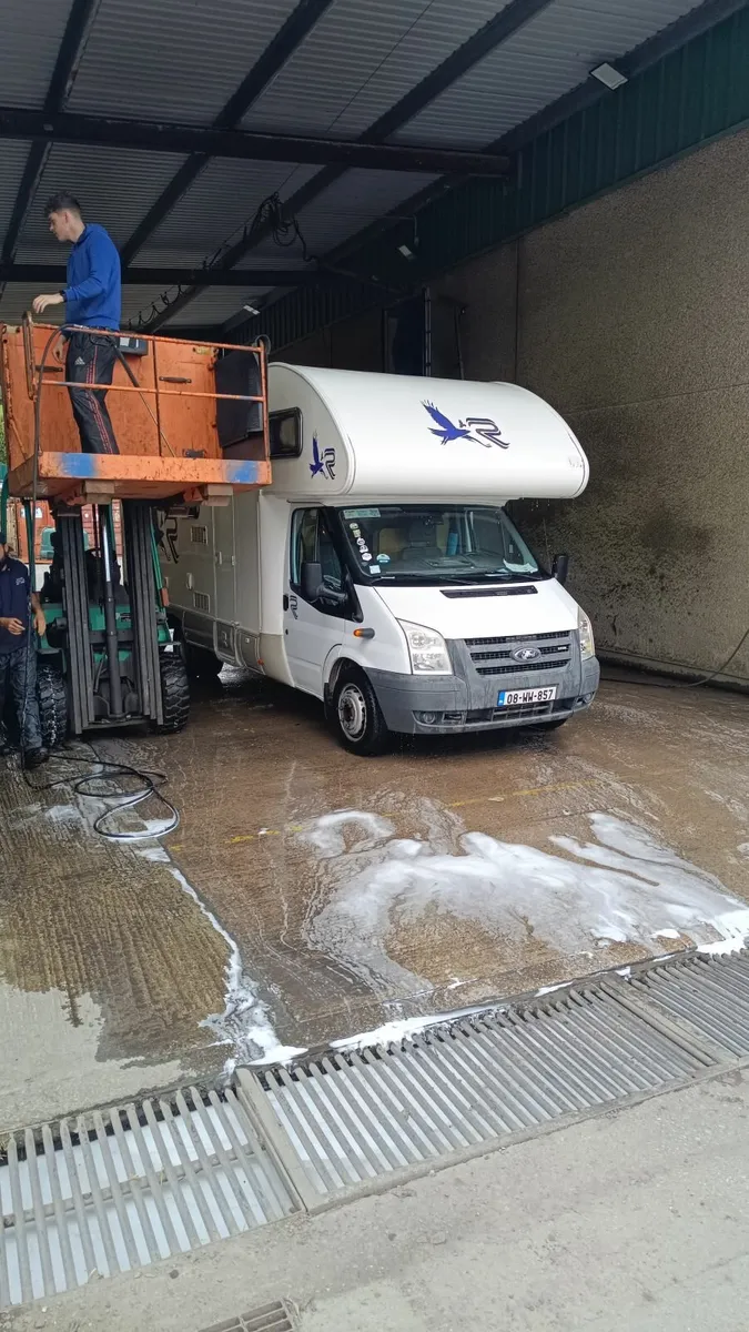 2008 6 berth motorhome - Image 2