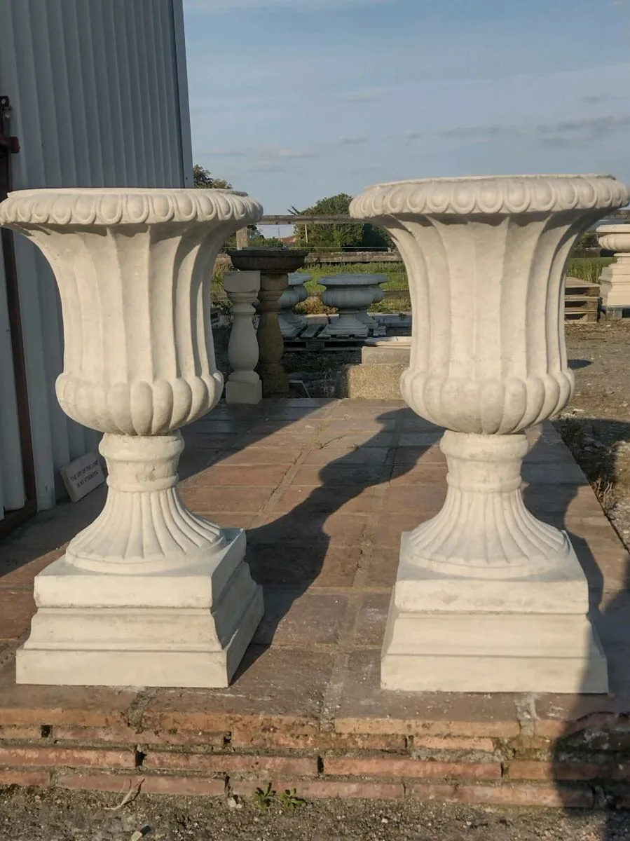 Flower pots and urns - Image 1