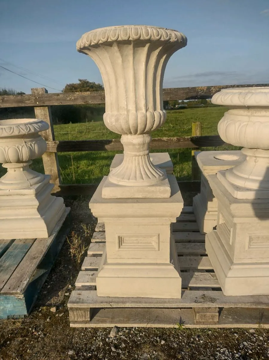 Flower pots and urns - Image 2
