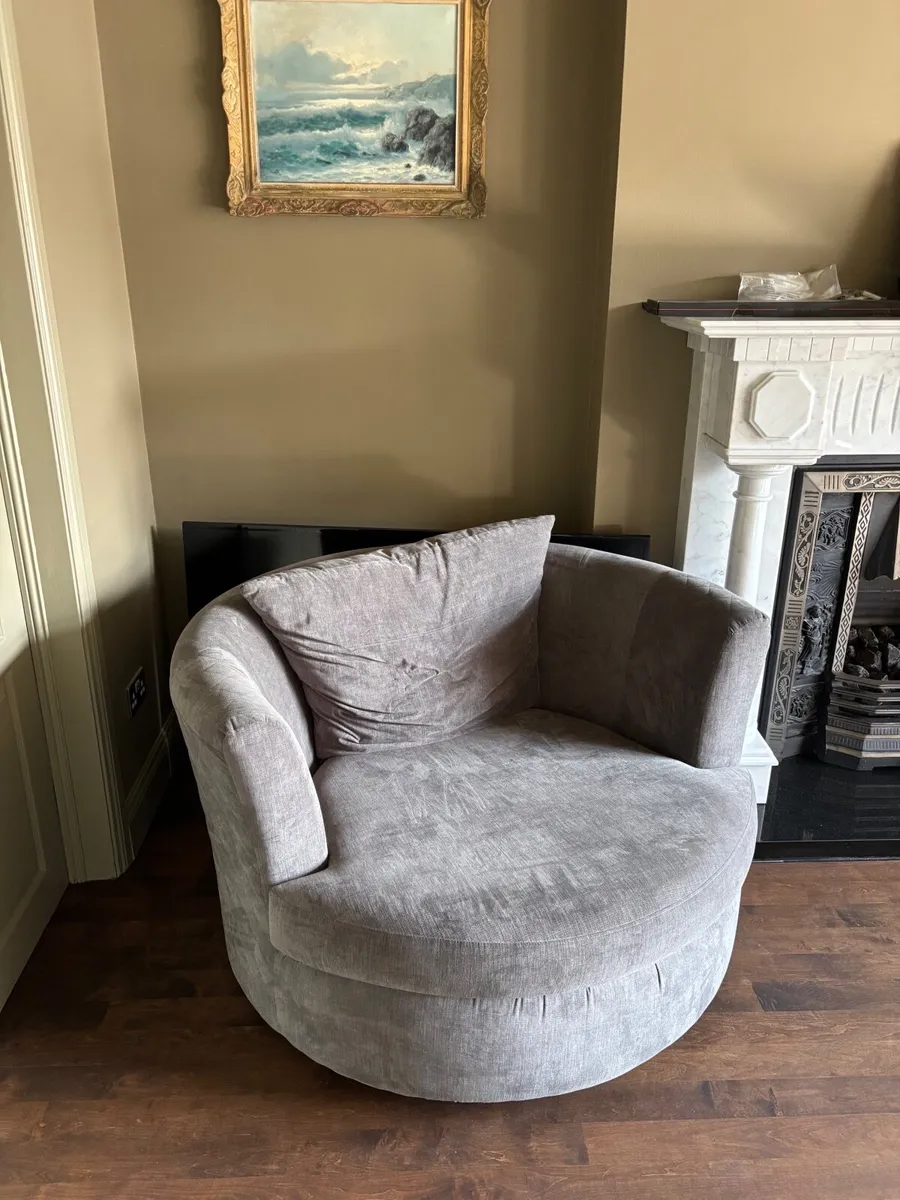 🪑 Snuggle Swivel Chair –Worth €885, selling €150 - Image 1
