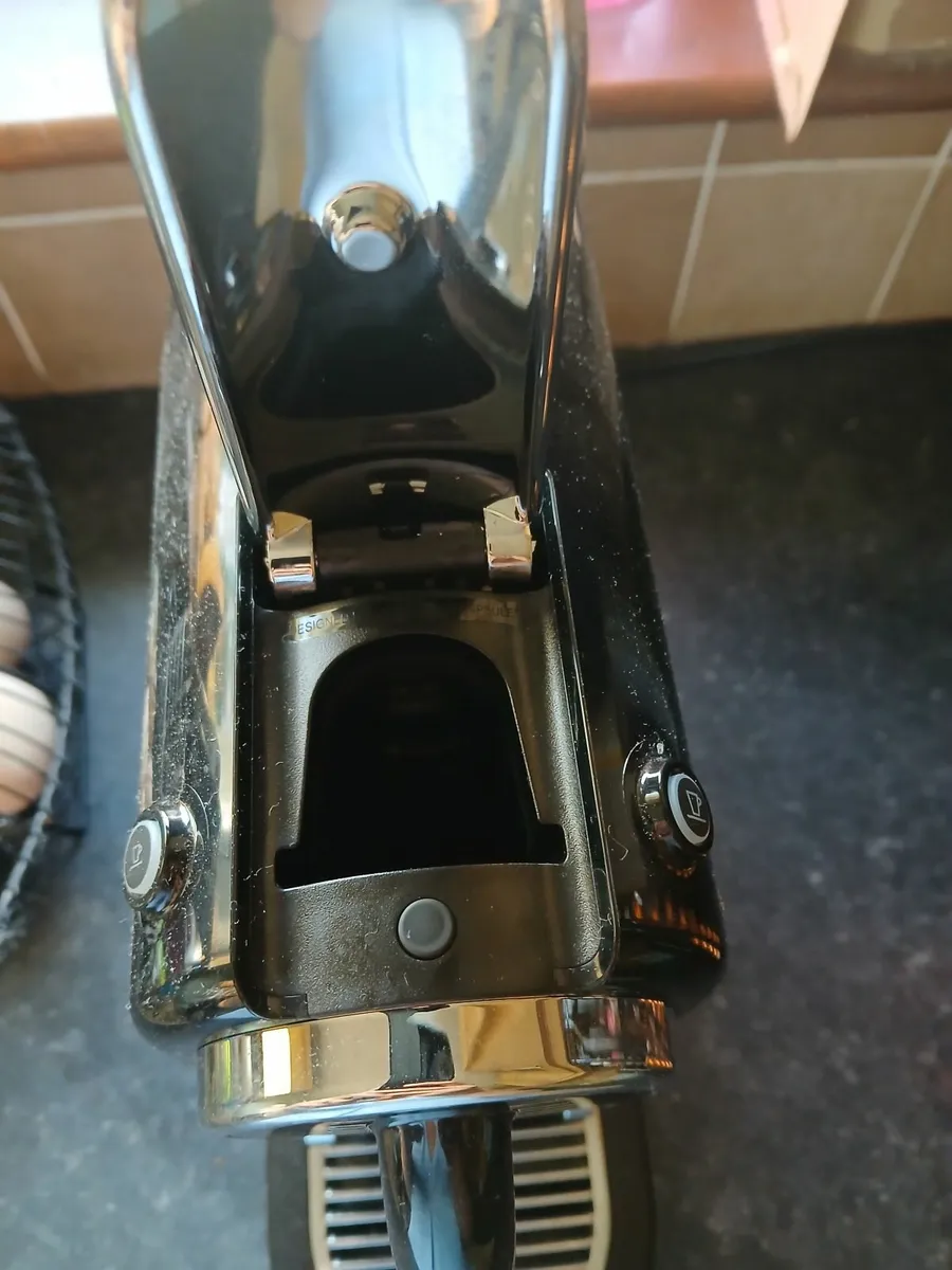 Nespresso delonghi coffee machine - Image 3